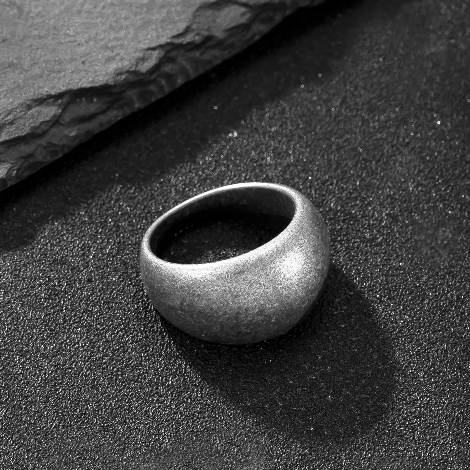 Anillo de hombre de acero inoxidable transfronterizo europeo y americano, anillo de dedo de pasta ligera fundida, joyería de acero de titanio antiguo retro, venta directa de fábrica