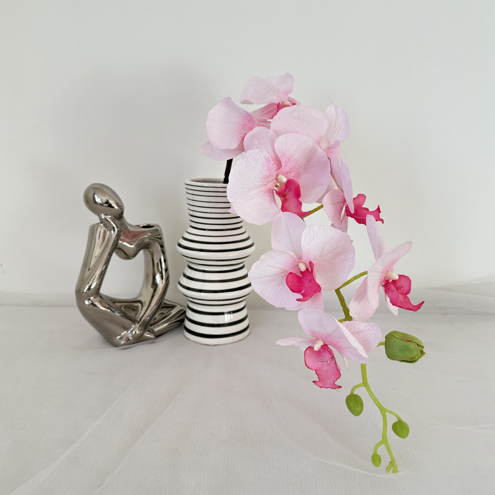 Los fabricantes suministran flores secas simuladas en la sala de estar, flores de jarrón, tela de pelo de ocho cabezas, plantas de simulación de Phalaenopsis, adornos de flores secas