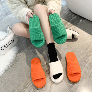 �羳���Q��aһ�ֺ�ױ�ůëë��ЬŮ�W������վ�¿��ë������