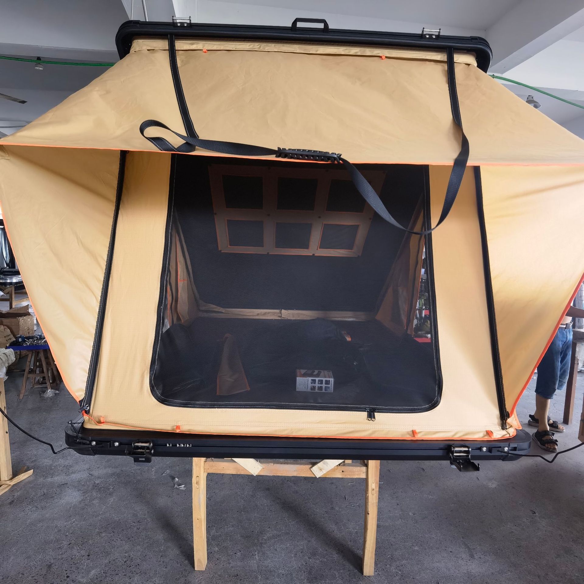 Aleación de aluminio triangular caqui poliéster tela de celos carpa de techo de carretera rápida tienda de techo duro