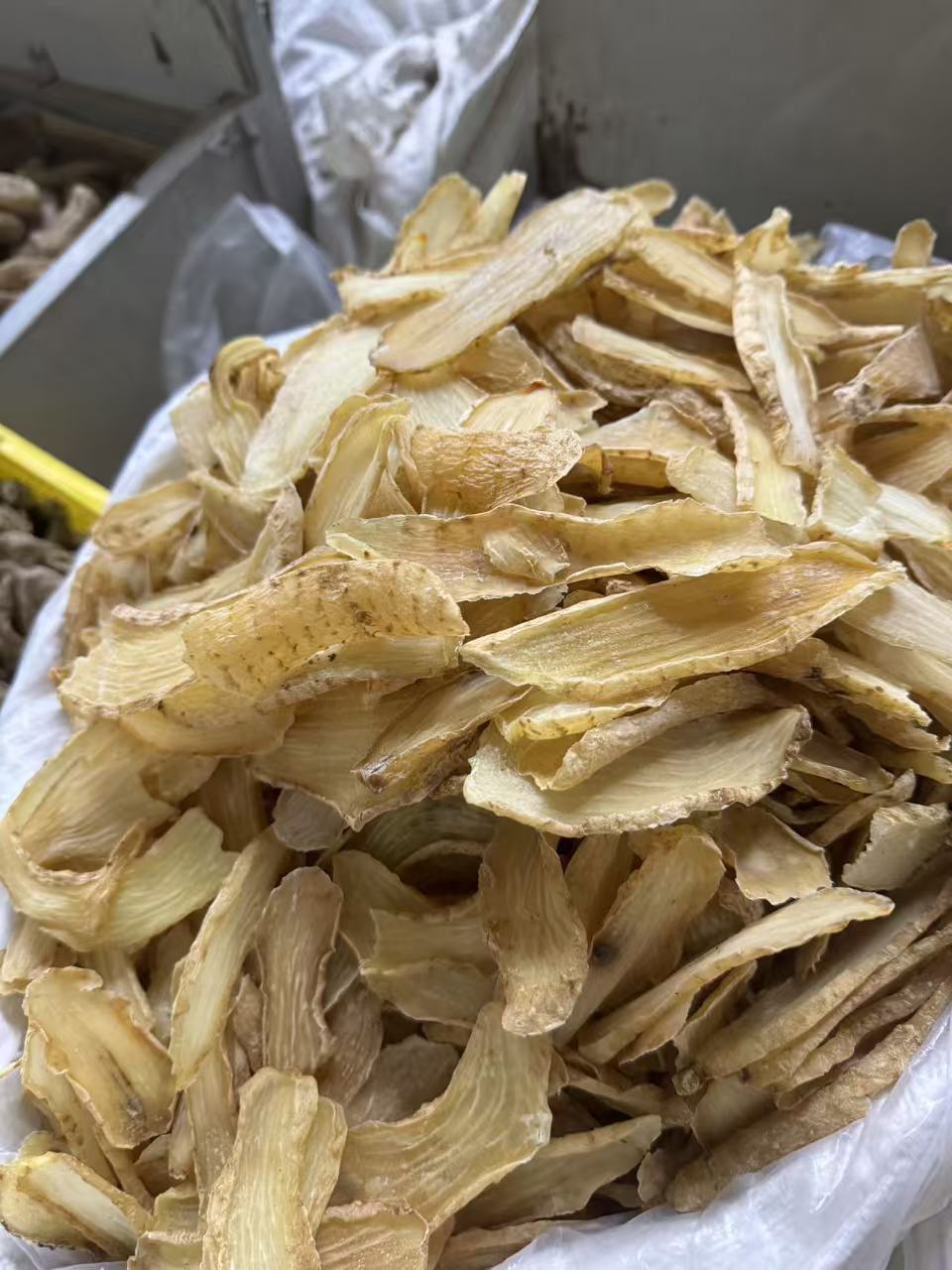 Yunnan Dried Tianma Slices Gastrodia Elata Bulk Soup Herb 1000g Bag in use