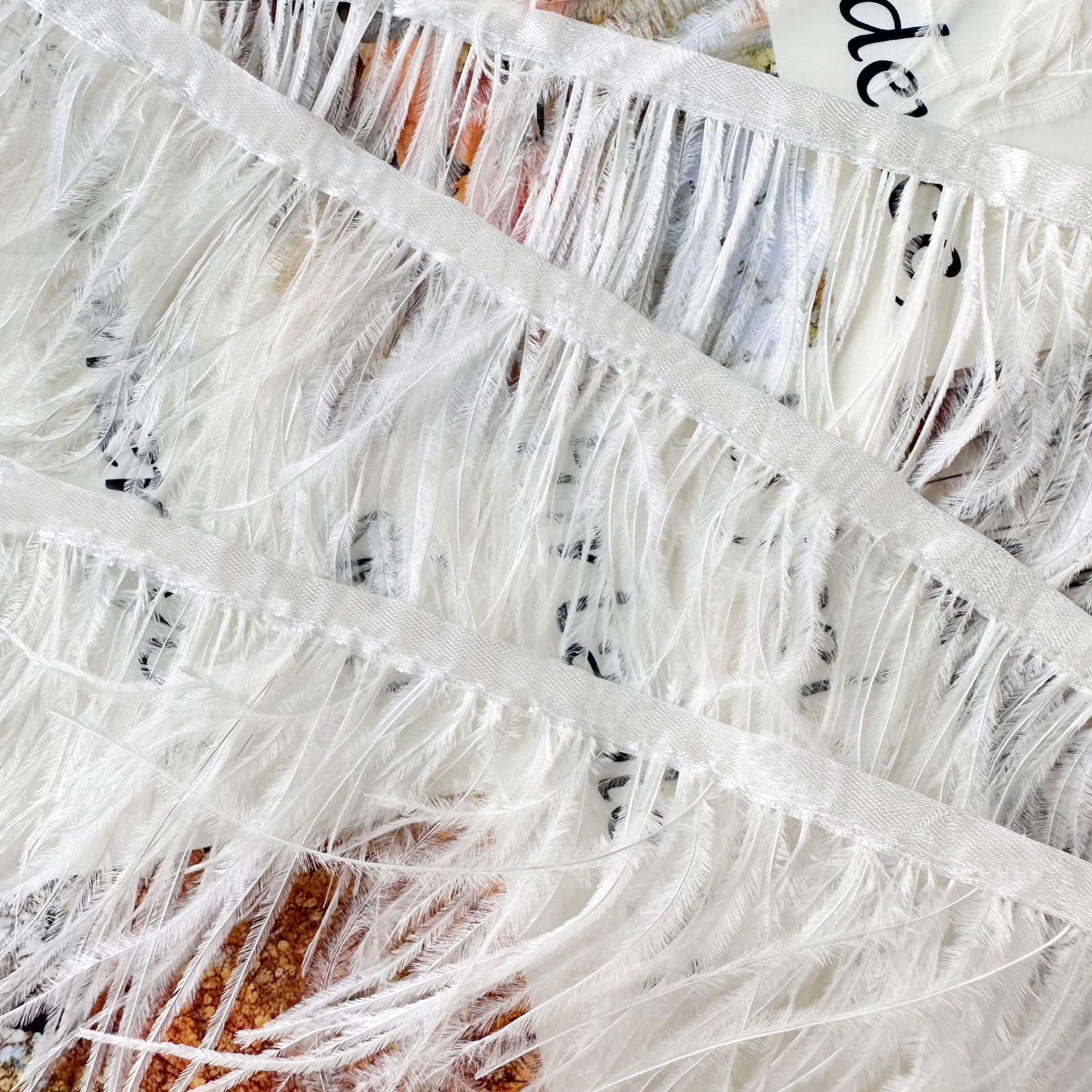 Pluma de piel de avestruz blanco de 14cm al por mayor de encaje decorativo, tocado, accesorios para el cabello, equipaje, material de decoración fotográfica image 2