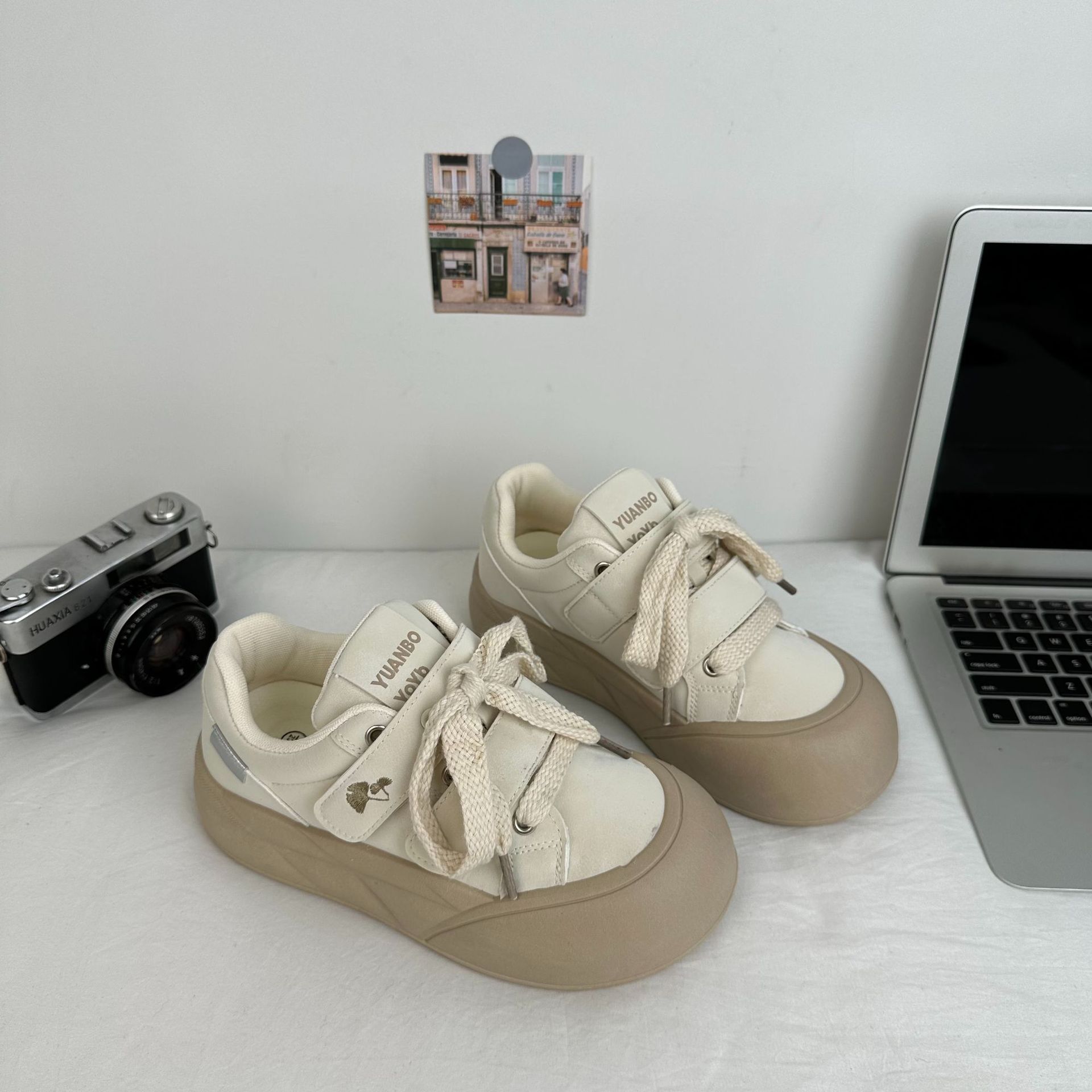 Zapatos de suela gruesa de ondas largas, zapatos blancos de altura baja de mujer, zapatos de pan de primavera coreanos, zapatos de cabeza grande generales