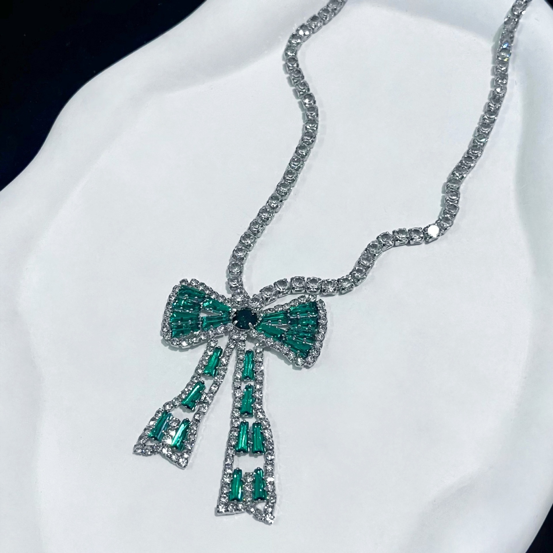 Full Diamond Bow Pendant Necklace Simple Elegant Rhinestone Torque_voghion.com