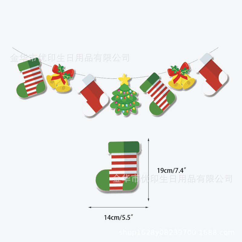 国境を越えた新しいクリスマス楽しいクリスマス紙は旗を引いてクリスマスパーティーのシーンに装飾用品を配置する|undefined