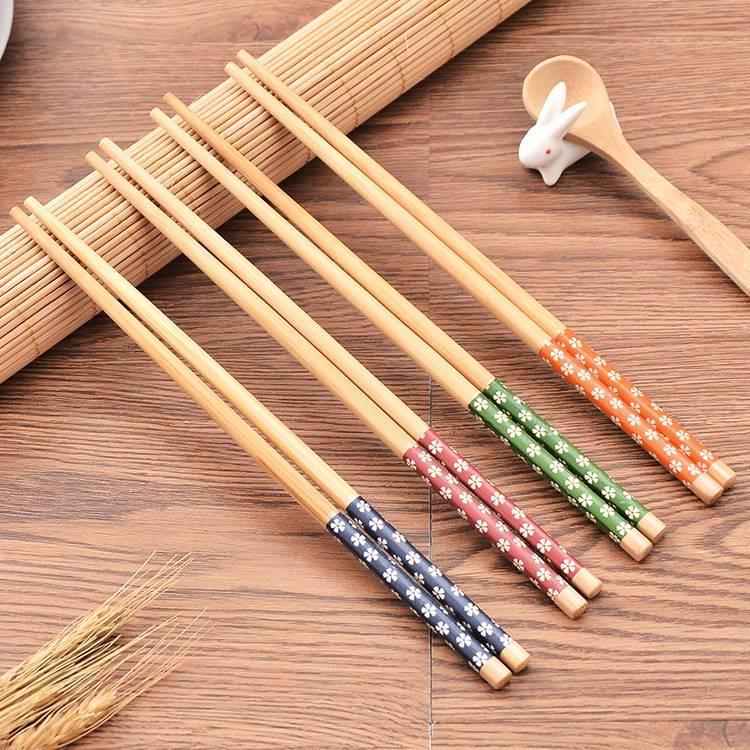 Palillos de bambú para el hogar, palillos japoneses, palillos personalizados para una persona, impresión de palillos de cinco colores, puestos de comida, suministro de un yuan al por mayor