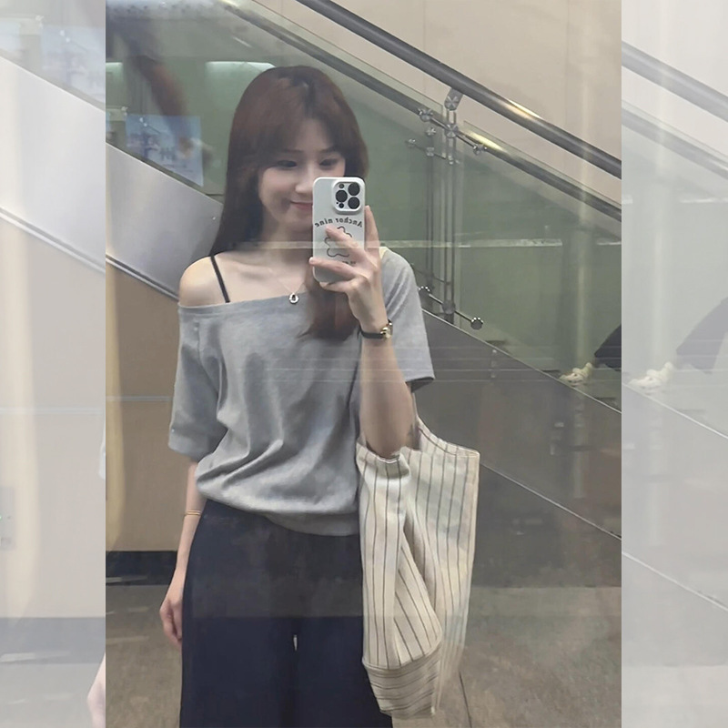 ゆったりとしたデザインのオフショルダートップ、ワンショルダー夏新作半袖Tシャツ、女性ニッチ斜め肩甘いホットガール夏痩身|undefined