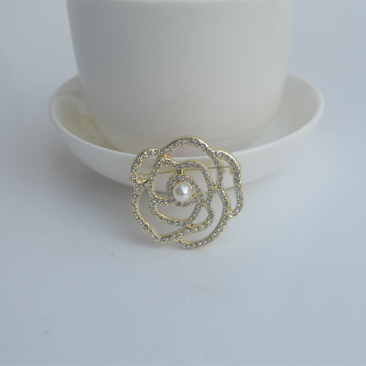 Spilla floreale con perle e strass per giacche da donna_voghion.com
