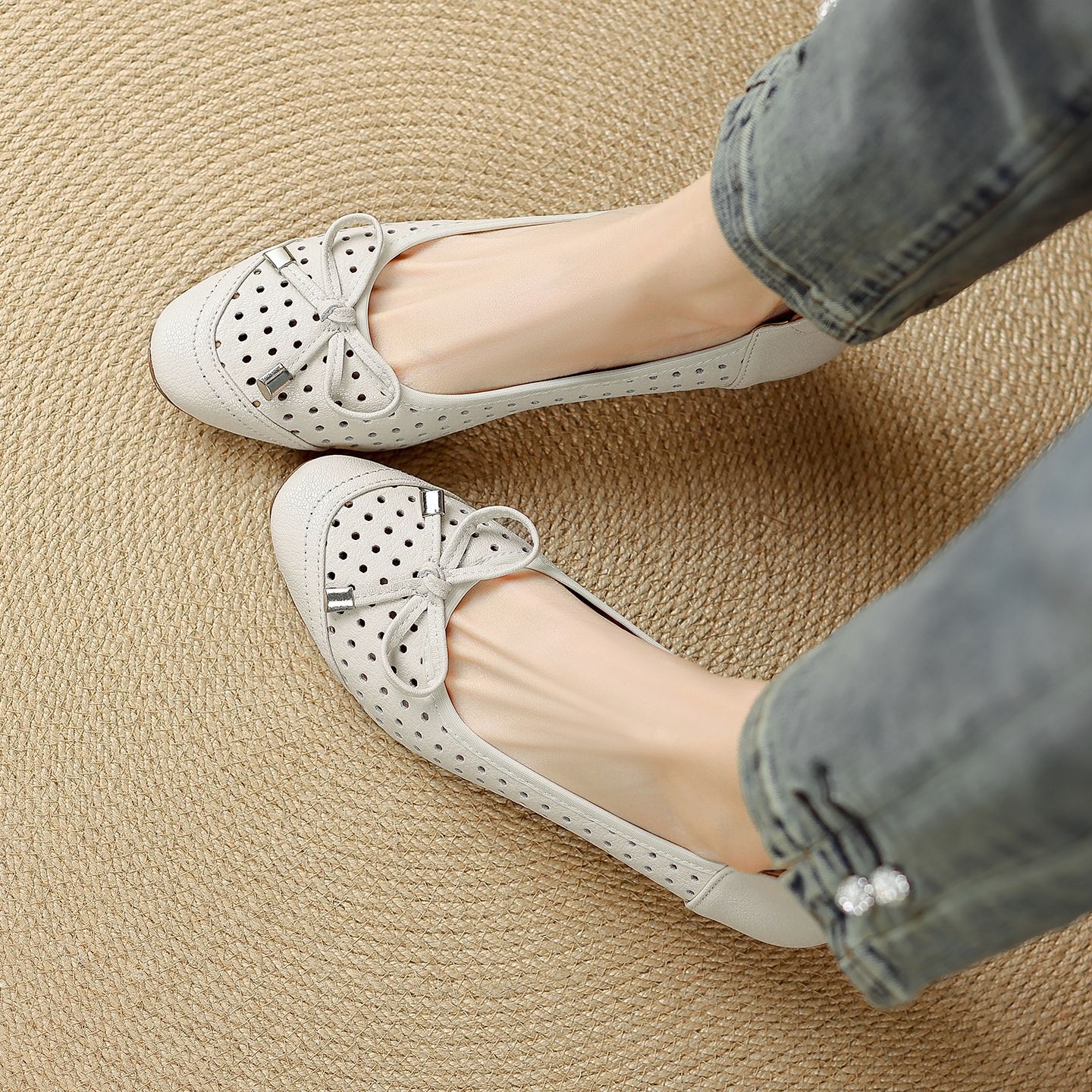 Giày sandal nữ hở mũi gót thấp 3,5 cm, thiết kế đục lỗ thoáng mát, phong cách đơn giản bốn mùa — màu trắng ngà