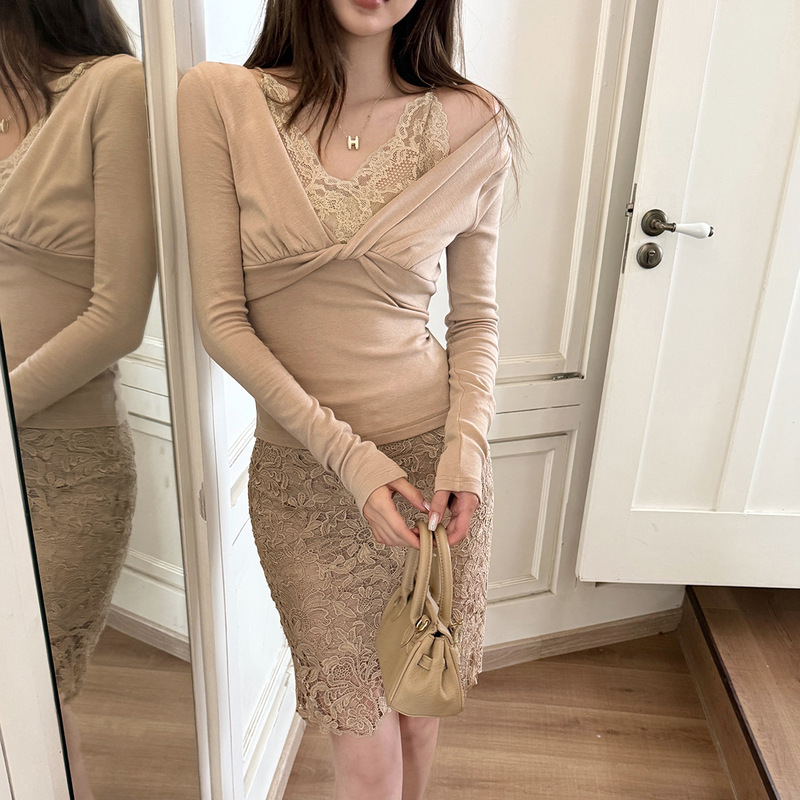 【Soft and Delicate】New Spring and Autumn V-Neck Faux Two-Piece Top with Hollow Lace and Hip-Hugging Skirt Women's Two-Piece Set
