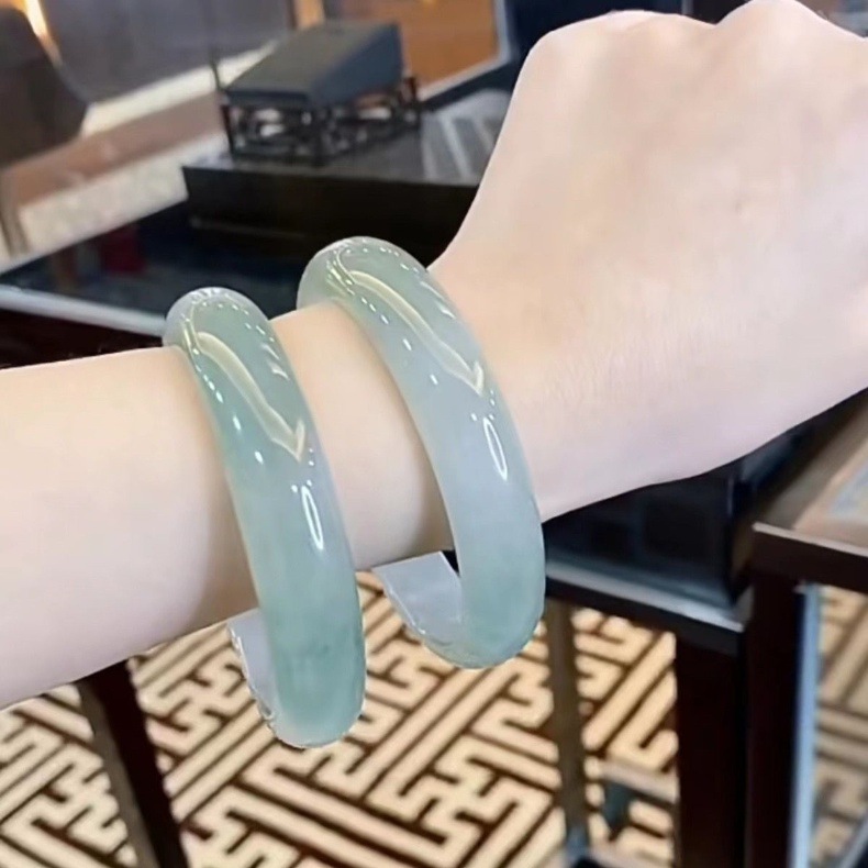 Vòng tay ngọc bích tự nhiên A Myanmar, màu xanh nhạt nổi hoa, đường kính trong 52–63 mm chi tiết 9