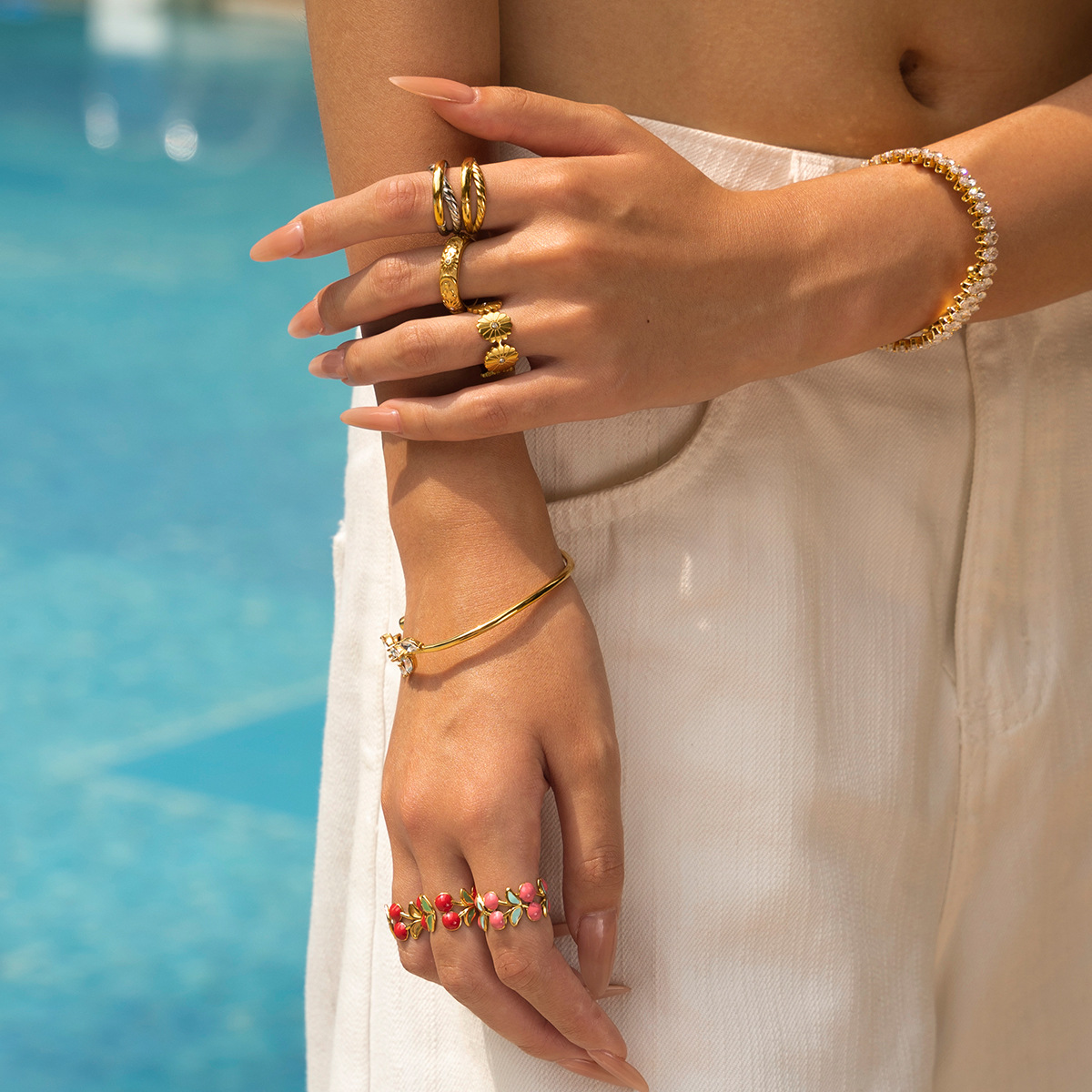 Alta Europa y América acero inoxidable ligero lujo nicho tendencia transfronteriza venta caliente personalidad anillo de acero de titanio joyería primavera y verano nuevo producto