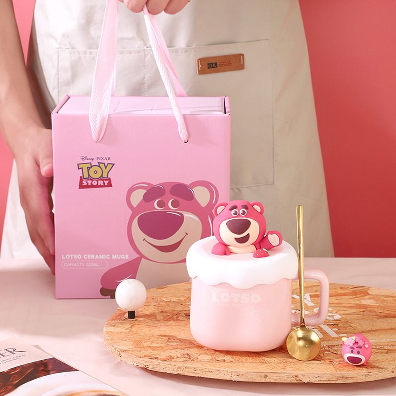 Disney Strawberry Bear Water Taza de dibujos animados Taza de cerámica caja de regalo de alto valor con tapa de taza de mano Regalo de envío libre