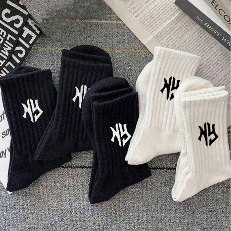 Calcetines de Otoño e Invierno para mujer calcetines de media pantorrilla calcetines de pila de color sólido japonés para mujer Calcetines deportivos con cordón de marea medias en blanco y negro image 15