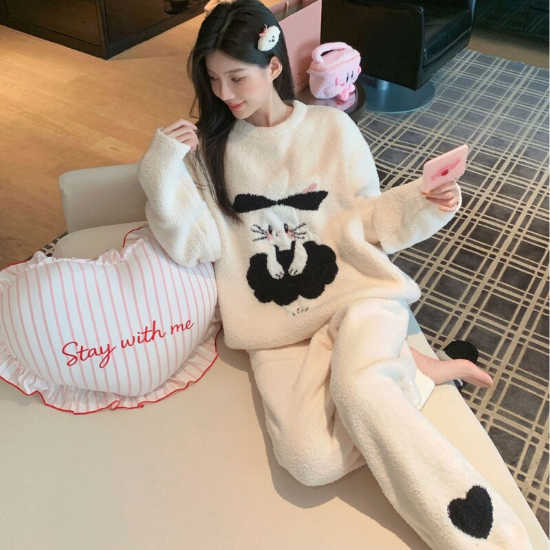 Bear-themed women's winter home wear, cute cartoon pajamas, long-sleeved, thickened, half-velvet, sweet pajama set