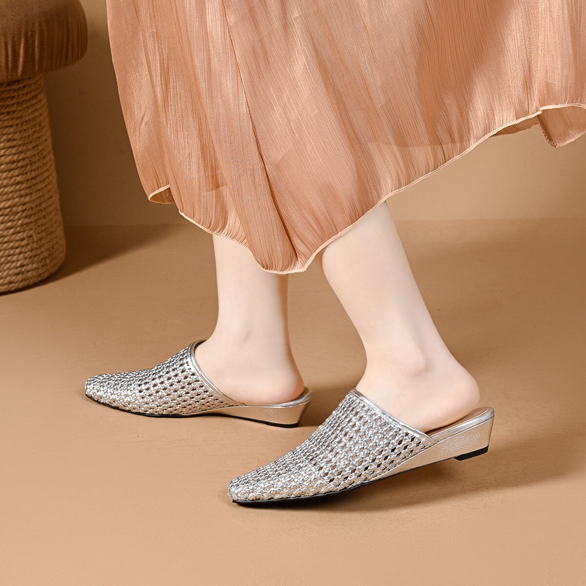 Dép sandal nữ da mềm mũi tròn quai chữ V đế bệt chống trượt — màu trắng ngà chi tiết 7