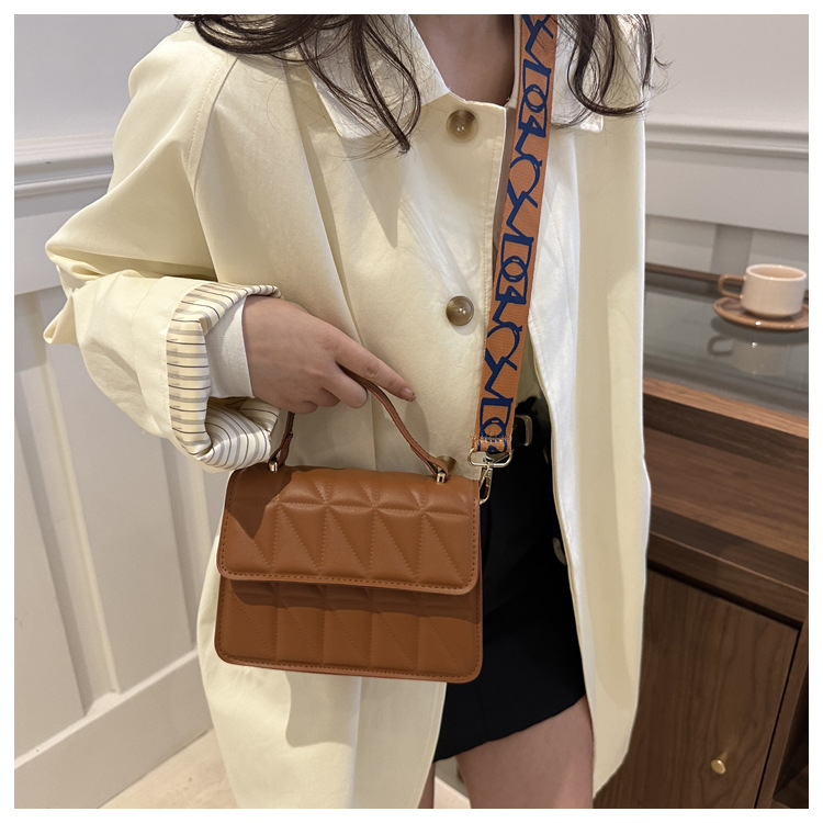 A stylish and simple diamond-shaped small square bag for the autumn and winter of 2024, featuring a solid color and a trendy single-shoulder bag for women undefined