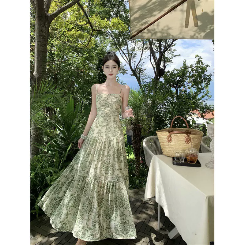 2025茶歇法式碎花吊带连衣裙女收腰显瘦气质高级感辣妹度假长裙子