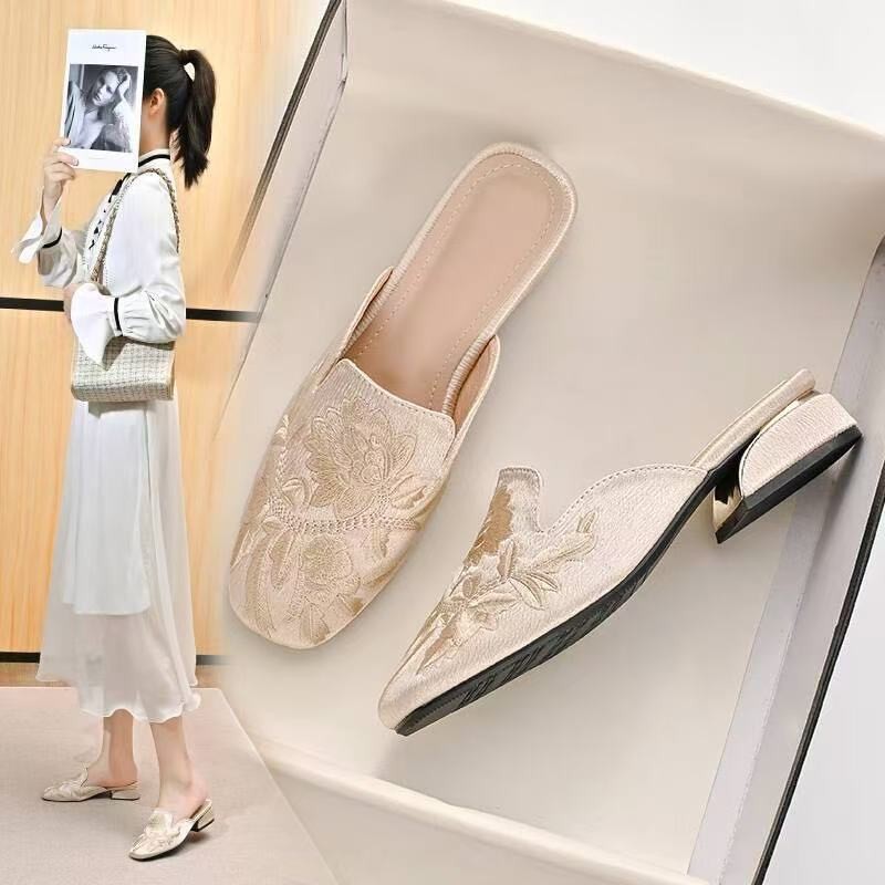 2026 verano nuevo estilo chino bordado estilo nacional zapatillas retro Muller moda versátil zapatillas de cabeza media image 3