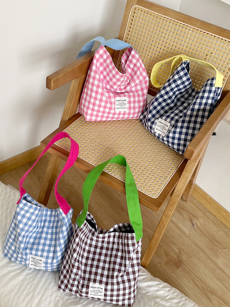 Capacious shoulder bag