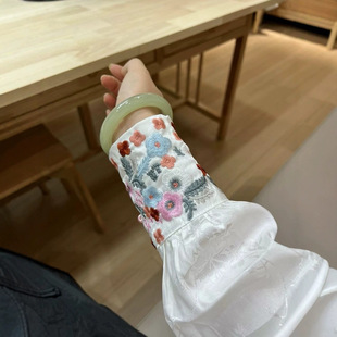 Jin Yu Tang and Tian Yu cha Qing bracelet have a beam of light in spring from 57/12 on the tea Qing gently and softly