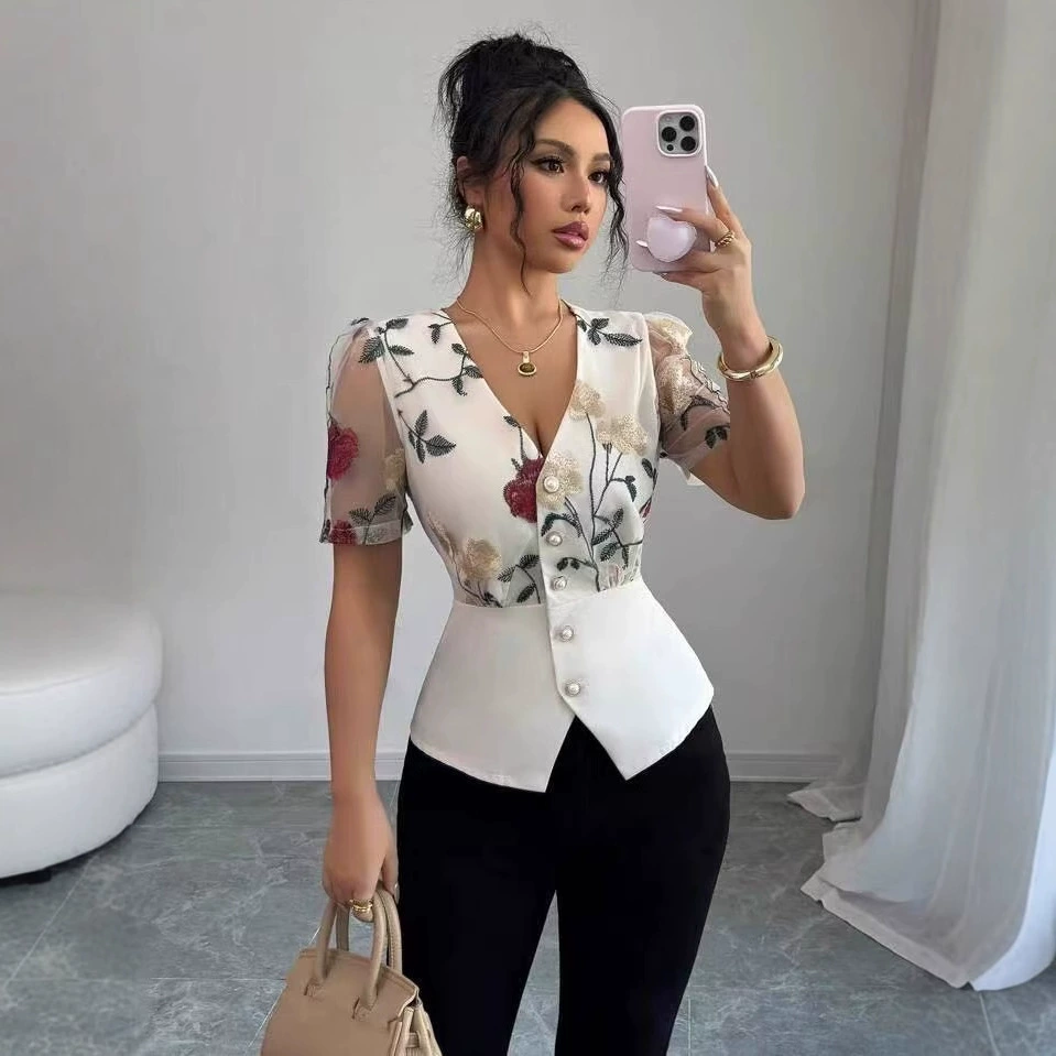 2025 Европейские и американские трансграничные популярные женские сексуальные топы с цветочной вышивкой, кружевными вставками и плиссированным дизайном