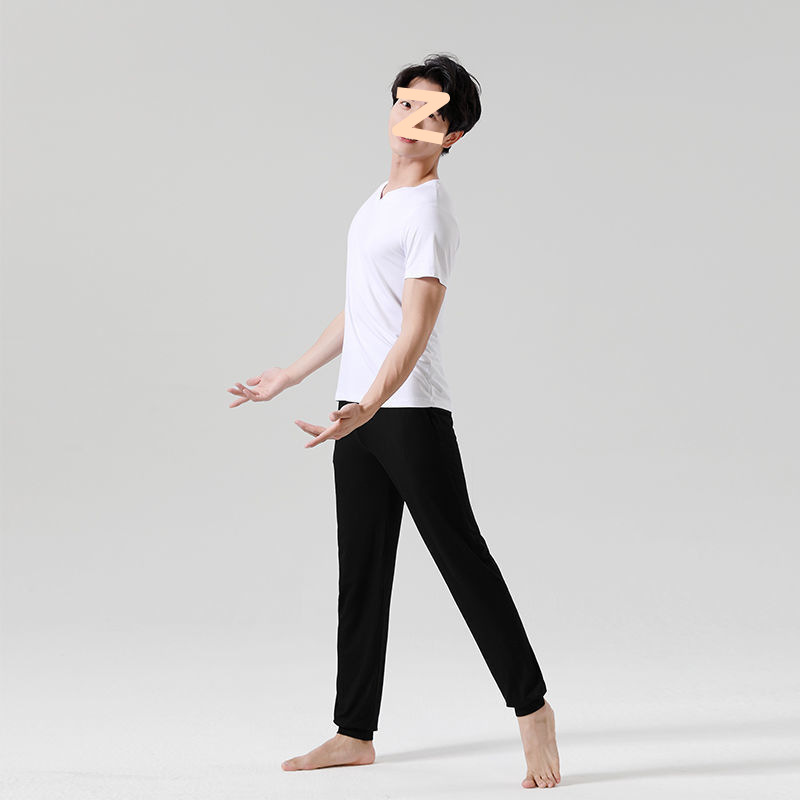 White v-neck short-sleeved + carrot pants suit