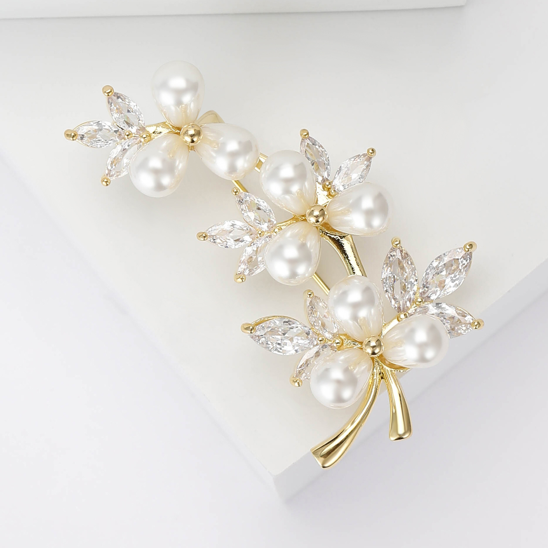 Luxurious Pin Flower Copper Inlay Pearl Zircon Women's Brooches display picture 5