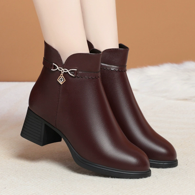 Мягкая кожа с мягкой подошвой на флисовой подкладке утолщенные туфли для мам среднего возраста короткие ботинки Нескользящие износостойкие женские ботинки среднего возраста черные женские ботинки кожаные ботинки