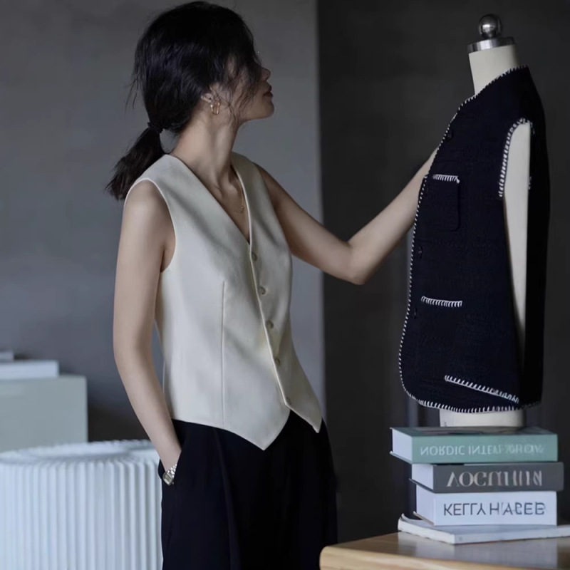 French-Style High-End White V-Neck Blazer Vest for Women, Spring and Autumn, Minimalist Mature Niche Short Sleeveless Top