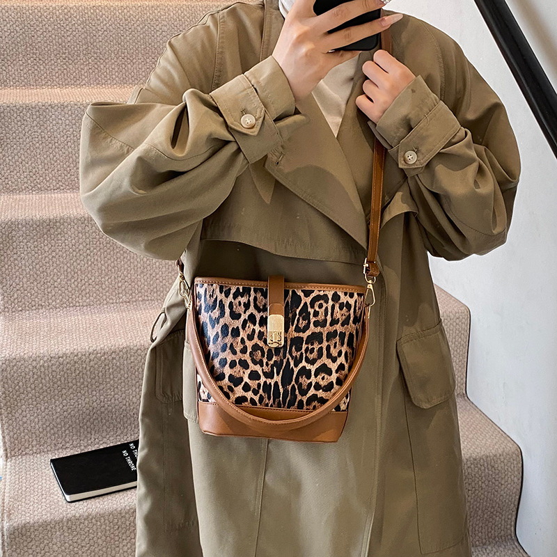 Bolso popular de este año para mujeres otoño invierno 2024 nuevo patrón de leopardo nicho mochila casual bolso de cubo de agua