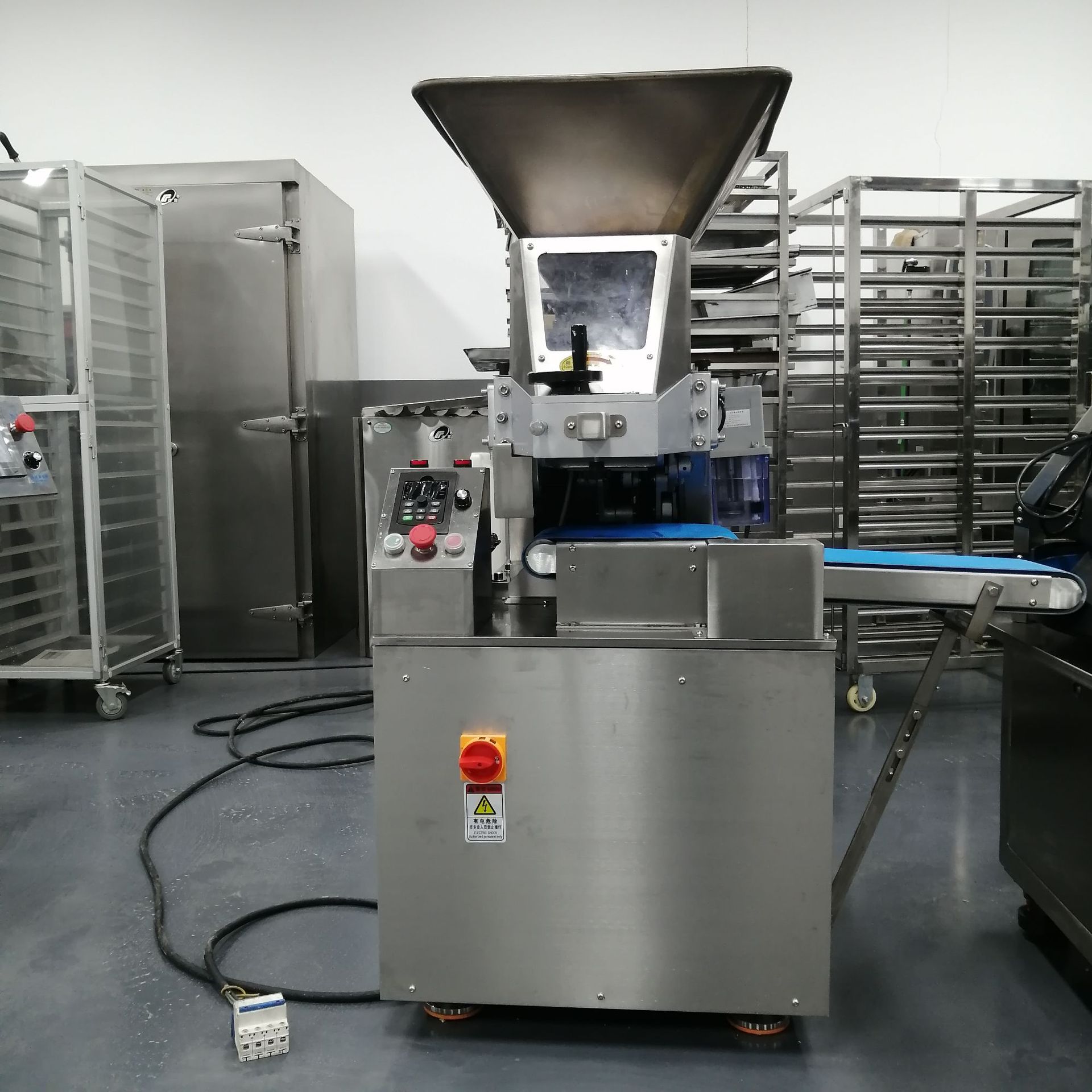 Equipo automático de porcionado continuo de pan y pasteles para la elaboración de bollos de arroz fermentados al vapor/xiaolongbao artesanales.