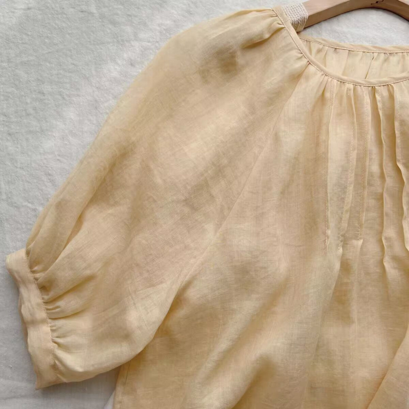 年齢を減らす子供の襟の泡の袖の乳の黄色のシャツの女性の2025夏の新型の気質の純色のシンプルでゆったりしている上着