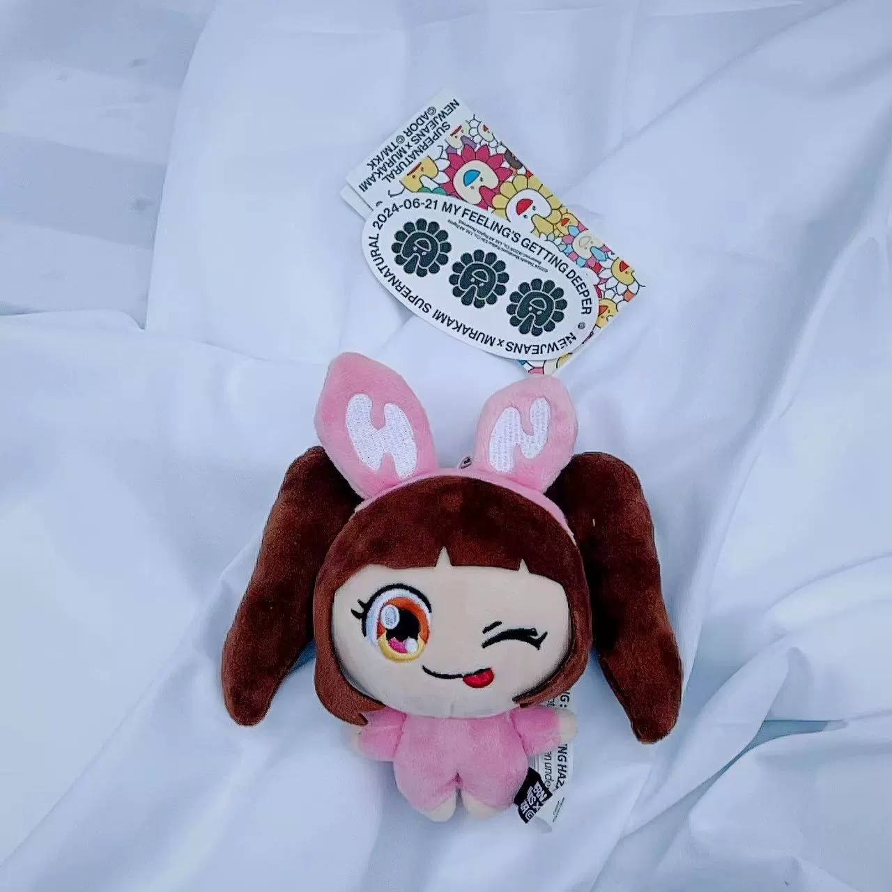Плюшевый брелок (NewJeans pop-up x Murakami) сплавной брелок, официальная бирка, 15.8×10.5×7.85 см