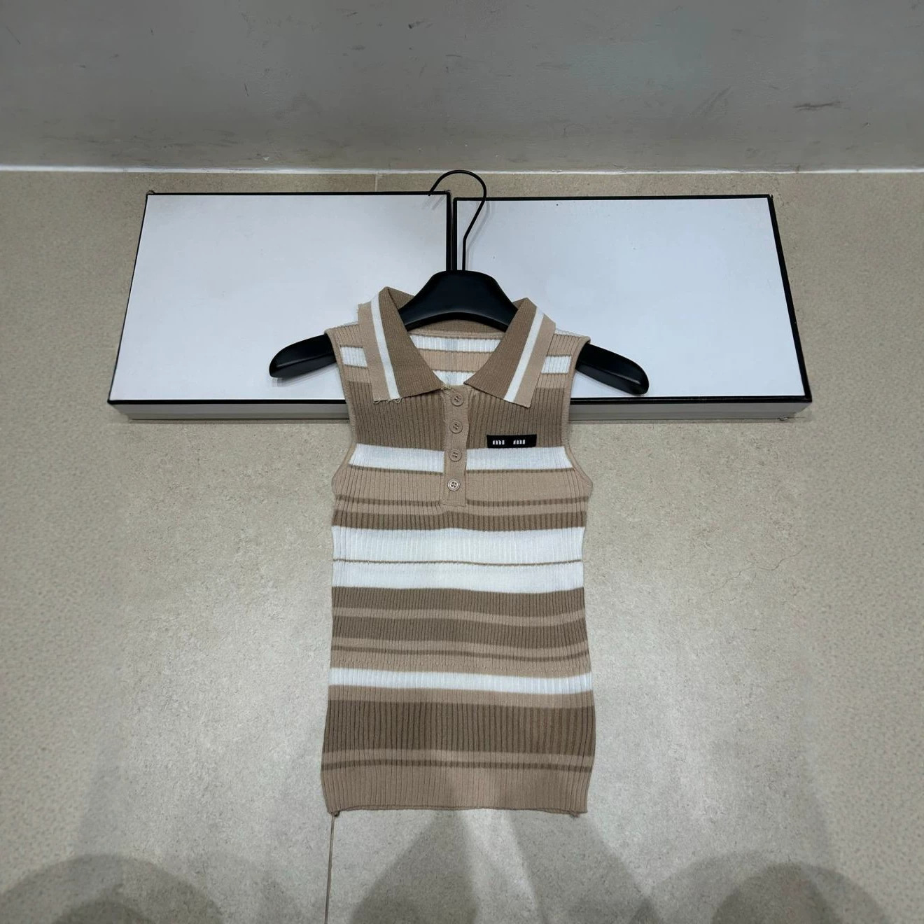 Knitted M-brand letter stripe turn-down collar sleeveless vest, slimming and versatile women's top, new summer 2026 model
