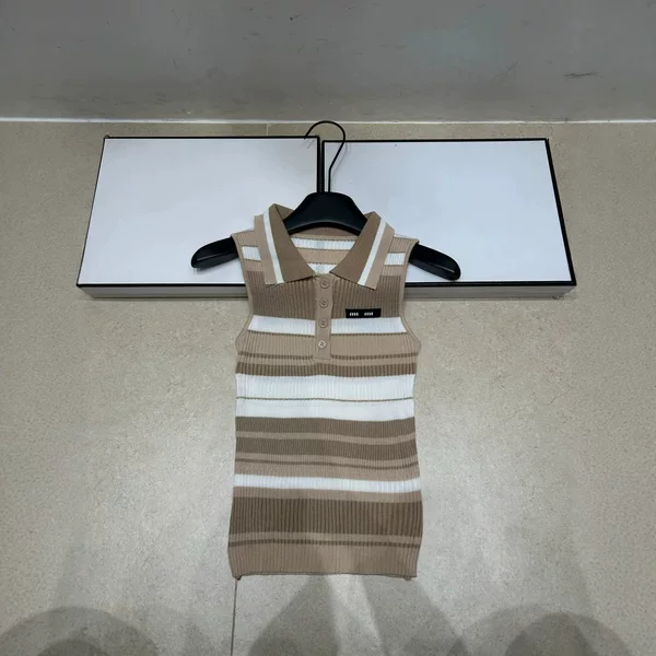 Knitted M-brand letter stripe turn-down collar sleeveless vest, slimming and versatile women's top, new summer 2026 model