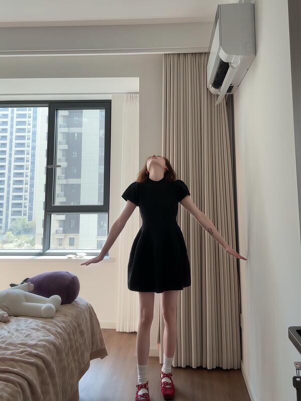 女性用ブラックフィッシュボーンAラインドレス、ハイエンドヘップバーンスタイル、年齢軽減2025夏ウエスト痩身デザインショートスカート|undefined