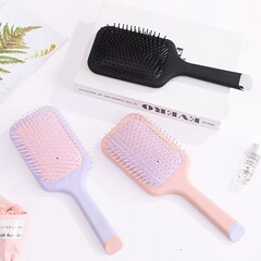 メーカーの卸売り逸品の四角形の一体式のマッサージ櫛の子供のエアクッションのエアバッグは頭皮の櫛の少女の粉の現物を貼ります。