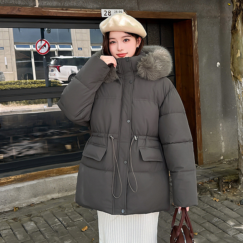 Invierno de 2025 nuevo estilo encapuchado cuello de pelo temperamento cintura retraída chaqueta de algodón de moda suelta chaqueta de algodón gruesa de moda
