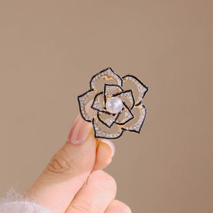 New Arrival Three-Dimensional French Hollow Camellia Brooch Exquisite High-Level Elegant Style Simple Pin Accessories