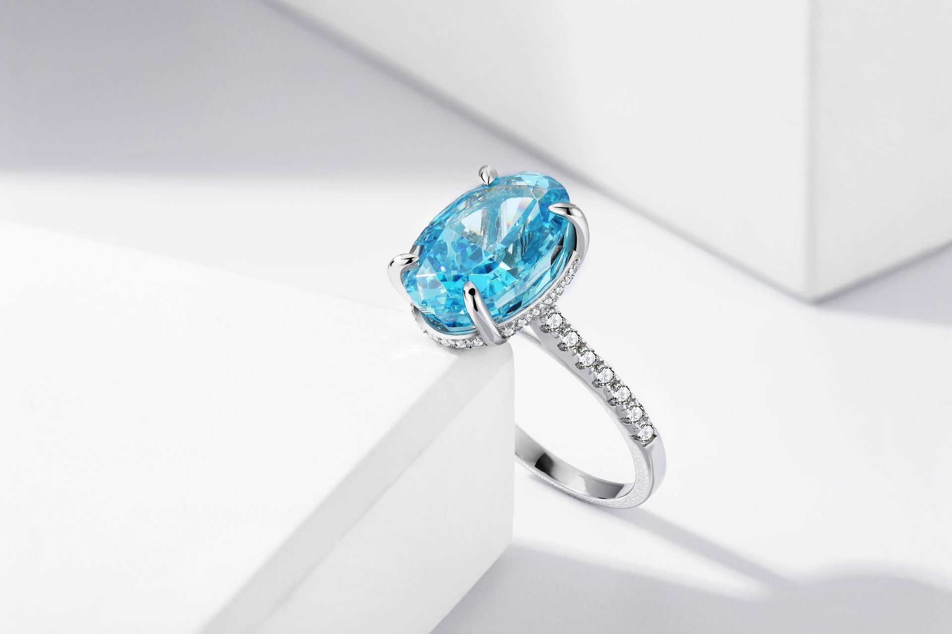 Eleganter Ring Mit Hellblauem Edelstein Exklusives Design_voghion.com