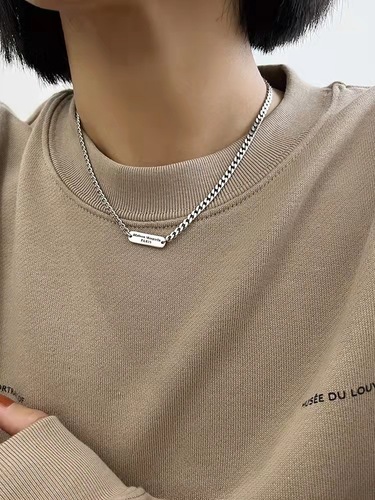 Korean version of minimalist niche design letter square clavicle chain ins cool versatile simple necklace for men and women that does not fade