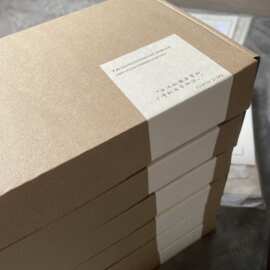 飞机盒封口贴定制不干胶标签定做商标logo印刷源头工厂支持少批量