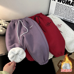冬用の男の子と女の子用の子供用フリースパンツ、暖かく厚みのあるスウェットパンツ、中型および大型の子供用のクラシックな刺繍入りパンツ、ニュートラルでスタイリッシュなパンツ