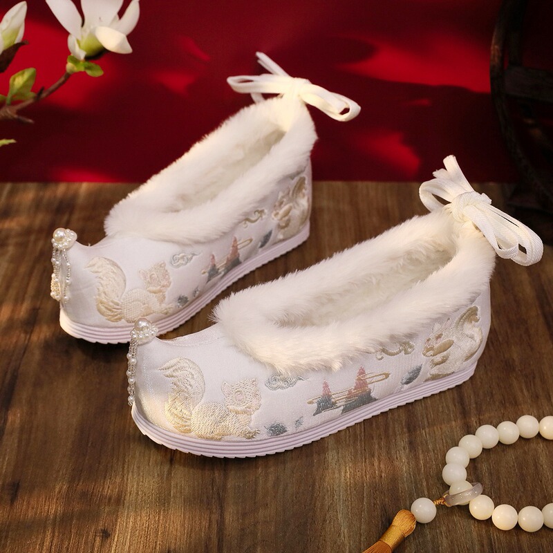 Embroidered Shoes for Women, Upturned Toe Shoes, Hanfu Shoes, Women's Cloth Shoes with Traditional Elements, Chunky Heels, Fashionable and Versatile with Floral Designs