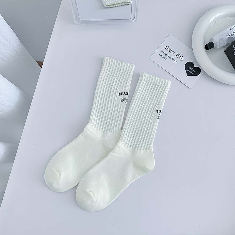 Medias calcetines mujeres primavera y otoño calcetines deportivas blancas y negras bordadas 1924 calcetines de moda calcetines letras de pila calcetines Zhuhai