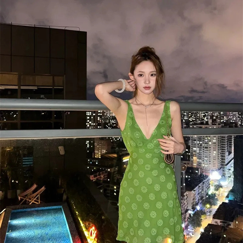 复古绿色V领无袖连衣裙女法式气质辣妹修身显瘦小个子短裙夏|undefined