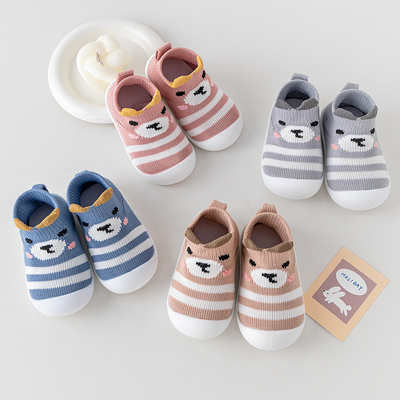 Zapatos para bebés primavera y otoño tejidos transpirables, suela suave y ligera antideslizante, zapatos para bebés con un pedazo de pie para usar en el exterior.