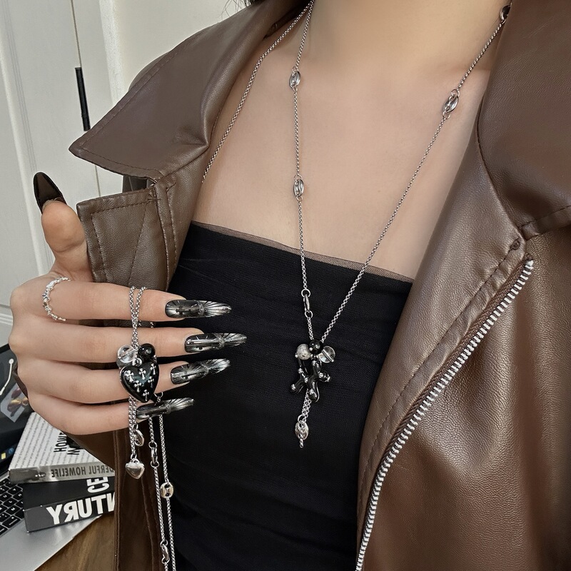 Sweet and cool style heart-shaped tassel necklace, long sweater chain accessory for women, new niche design clavicle chain, trendy