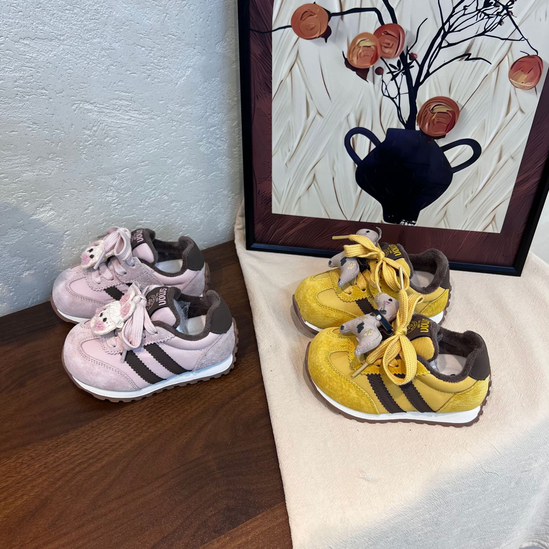 2025 New Velvet Sneakers, Fashionable Contrasting Stripesd Casual Shoes for Boys and Girls, Cute Doll Decorated Children's Shoes